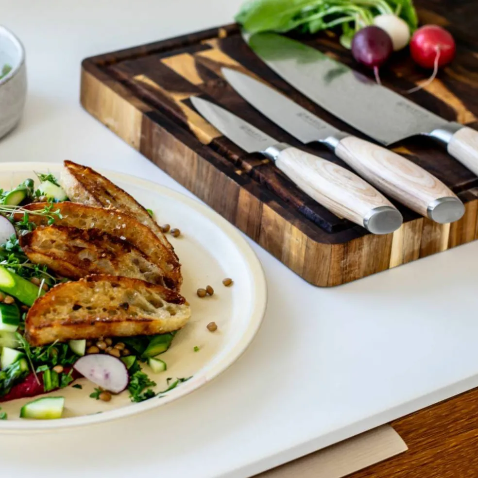 Akio sett med 3 japanske kniver: kokkekniv 21 cm, universalkniv 13 cm og skrellekniv 9 cm