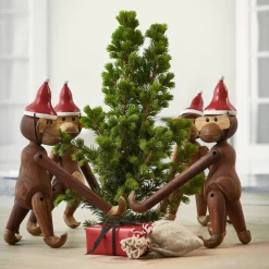 Ape med nisselue, teak- og limbatre