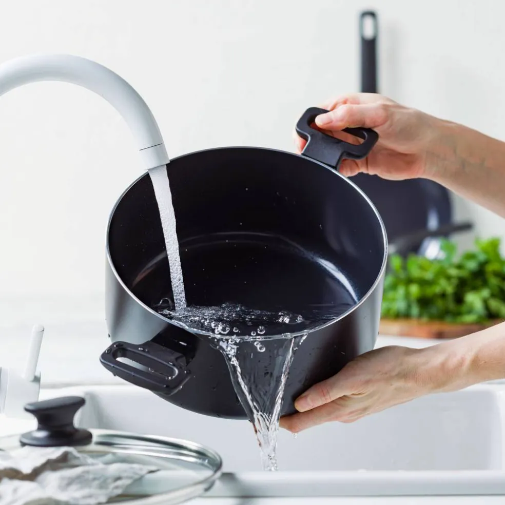 Essence gryte med lokk 24 cm, svart