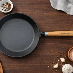 Exclusive Line støpejernsstekepanne med utflaret kant 28 cm, eik