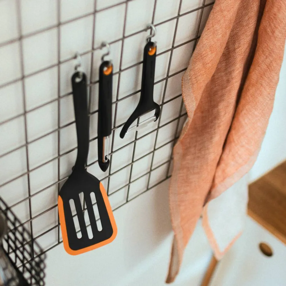 Functional Form grønnsaksskreller 15 cm, svart/oransje
