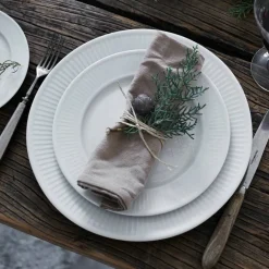 Hvit Plissé tallerken, Ø 26 cm.