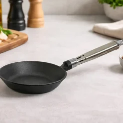 Maestro støpejernspanne 24 cm – utflaret kant