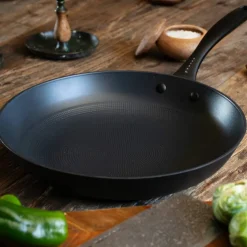 Stekepanne 24 cm, lettvektsstøpejern