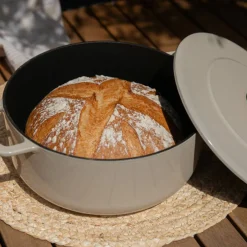 Støpejernsgryte med lokk 24 cm / 3,8 liter, sand