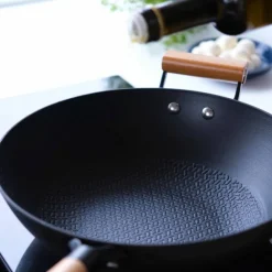 Wok lettvekts støpejern 30 cm